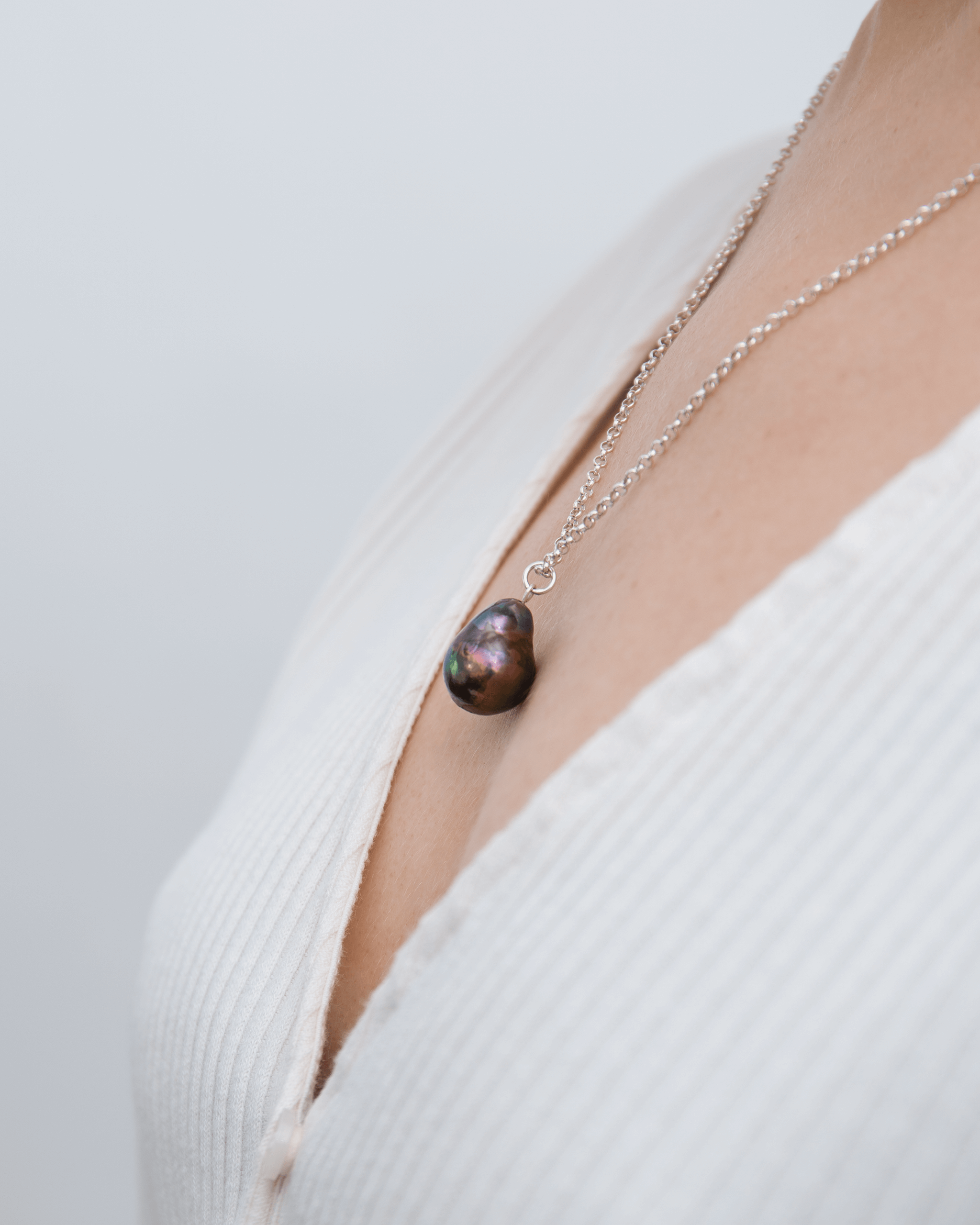 Подвеска «Нефть» с черной барочной жемчужиной на цепочке из коллекции ...