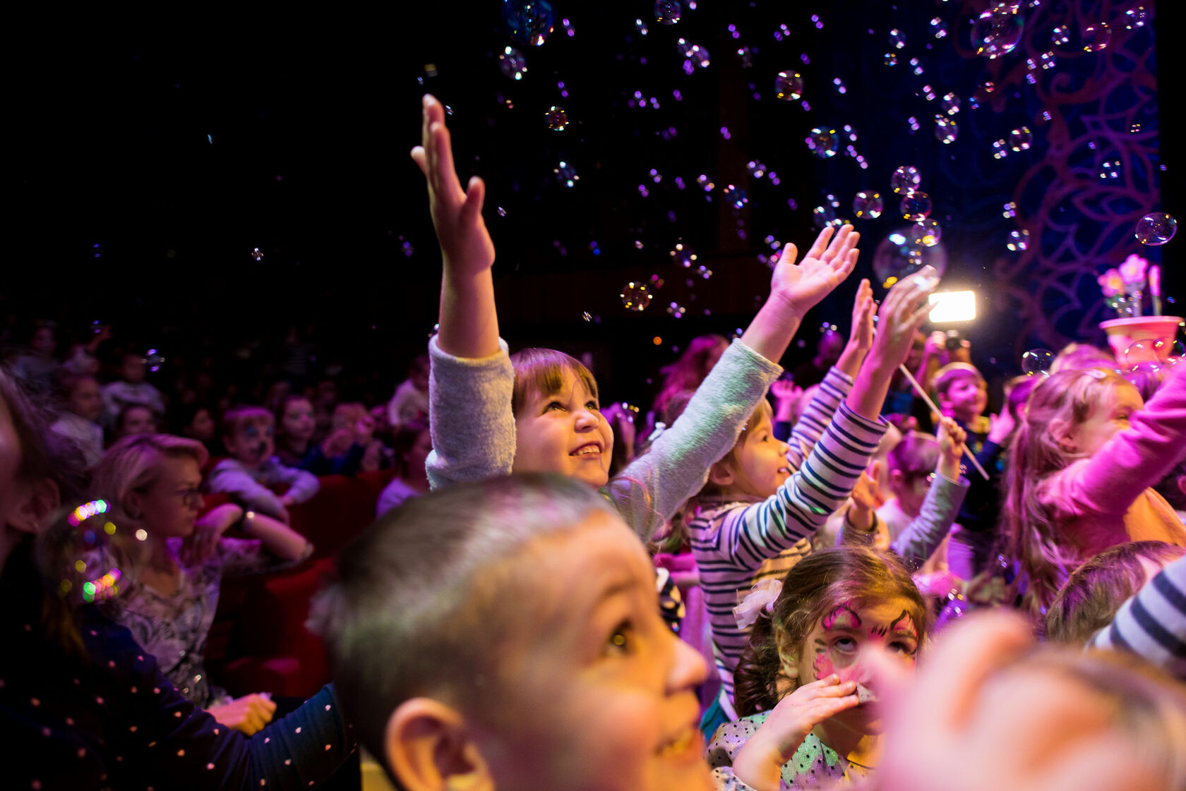 человек поет. танцы и пение. уличные танцы. уличные танцы на улице. современные танцы.