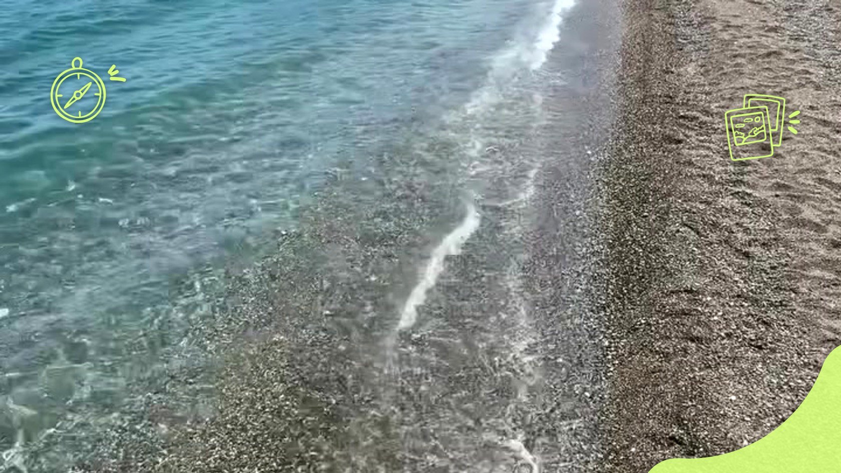 Дрібна галька біля кромки прозорої води на пляжі в Кемері