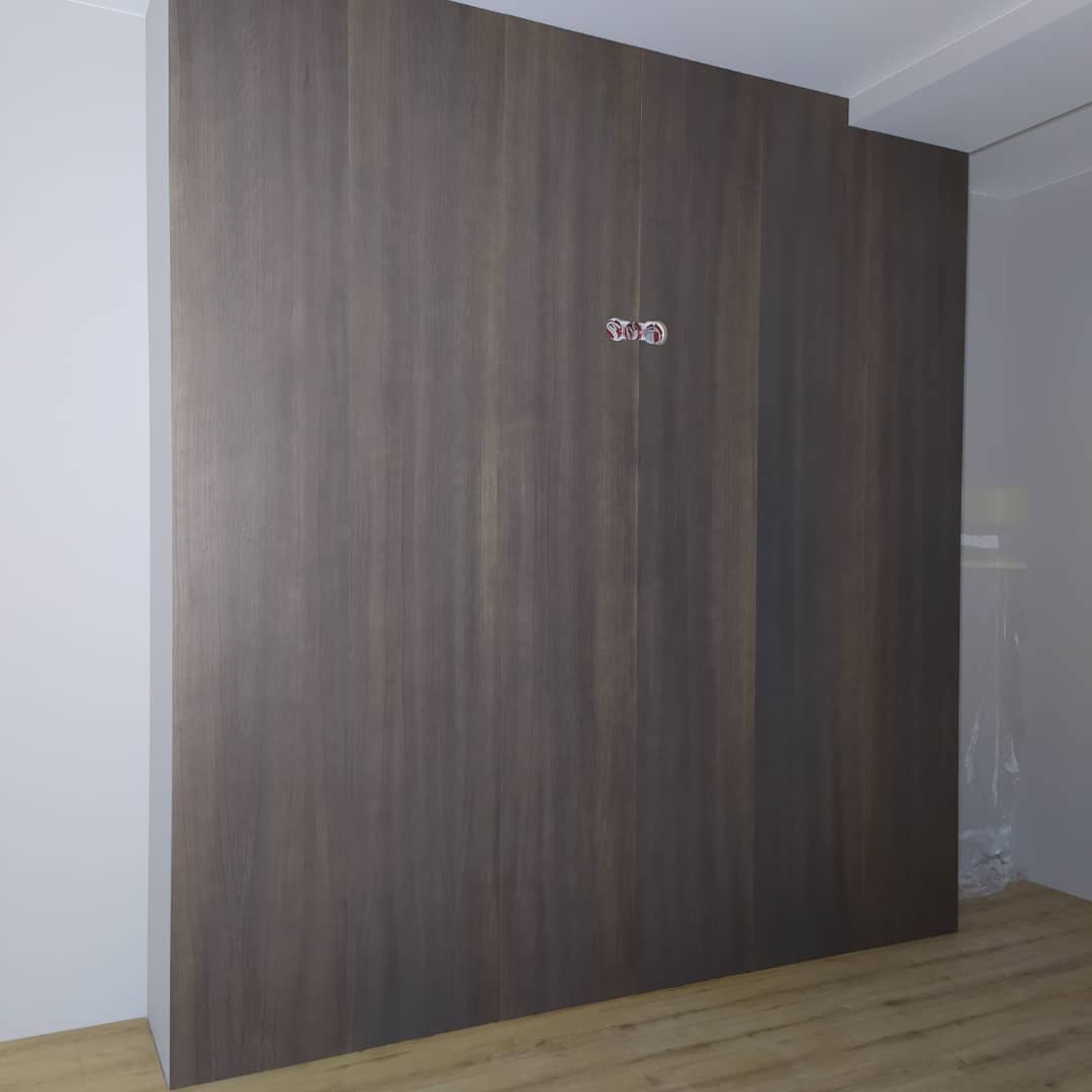 Гостиная, оформленная мягкими оттенками, контрастирующими с темными ореховыми панелями.