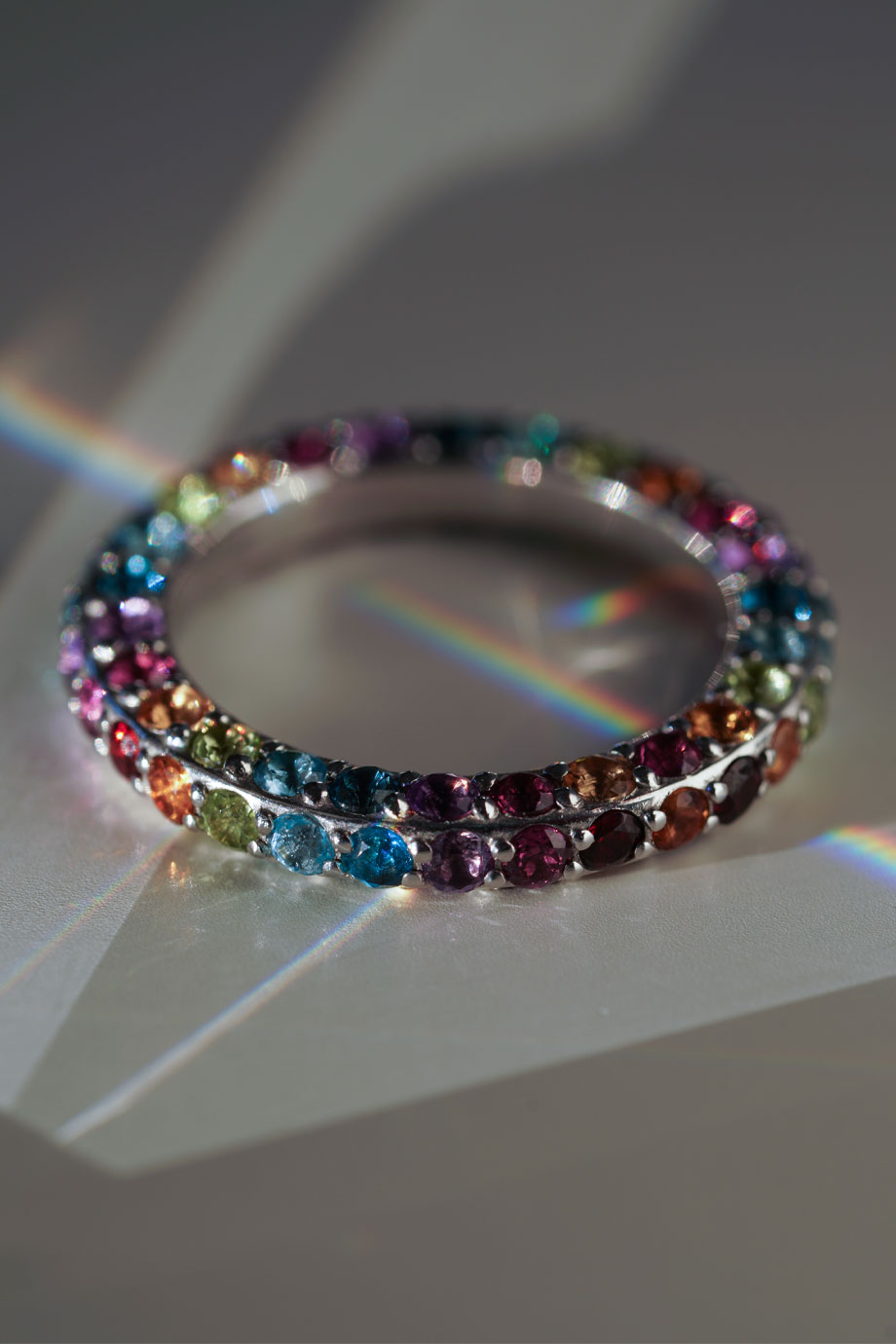 Радужное кольцо. Кольцо с радужными камнями. Радужное кольцо из бисера. Кольцо с радужным кварцем.