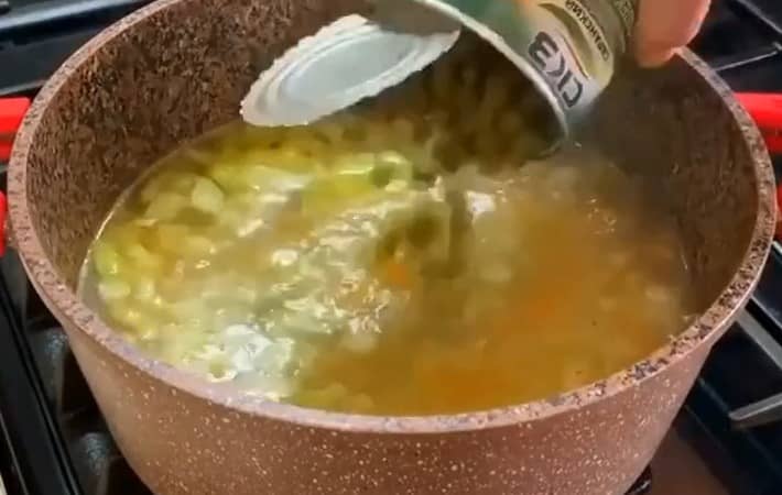 Приготовление постного горохового супа-пюре из консервированного горошка: шаг 5
