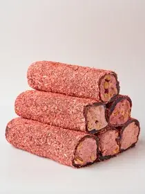 Клубничный рулет с кремом и цельным фундуком — рулеты