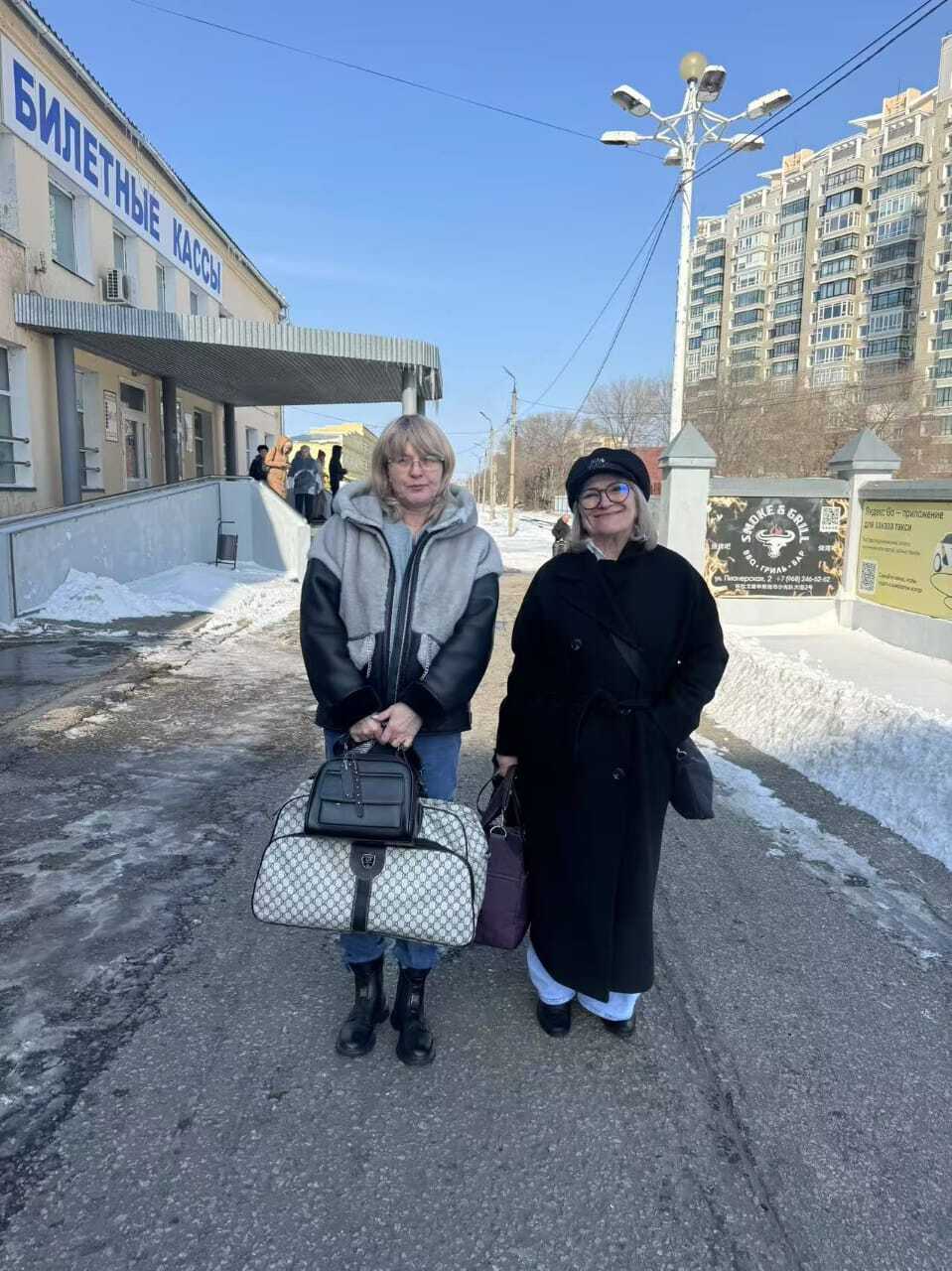 довольные пациентки после лечения зубов в Хайхэ