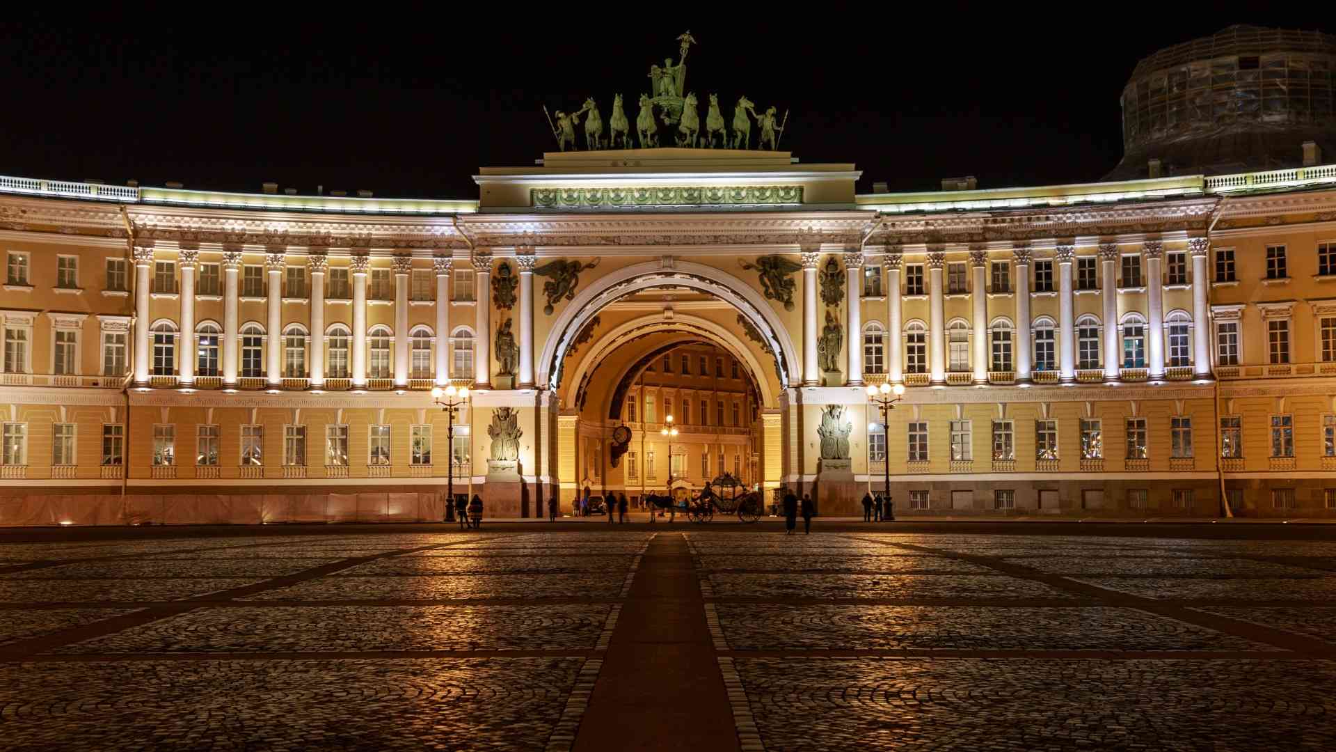 Поближе к петербургу. Арка главного штаба СПБ. Московский дворец главный штаб. Здание главного штаба интересные факты. Здание главного штаба HD.