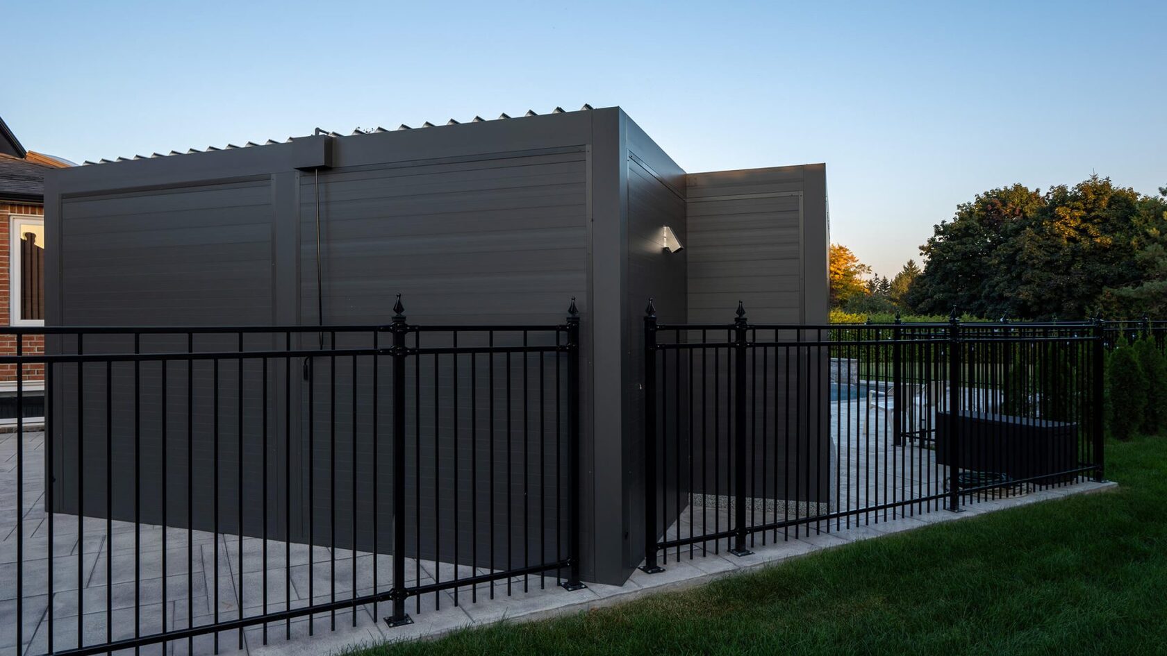 Aluminum pergola privacy wall detail