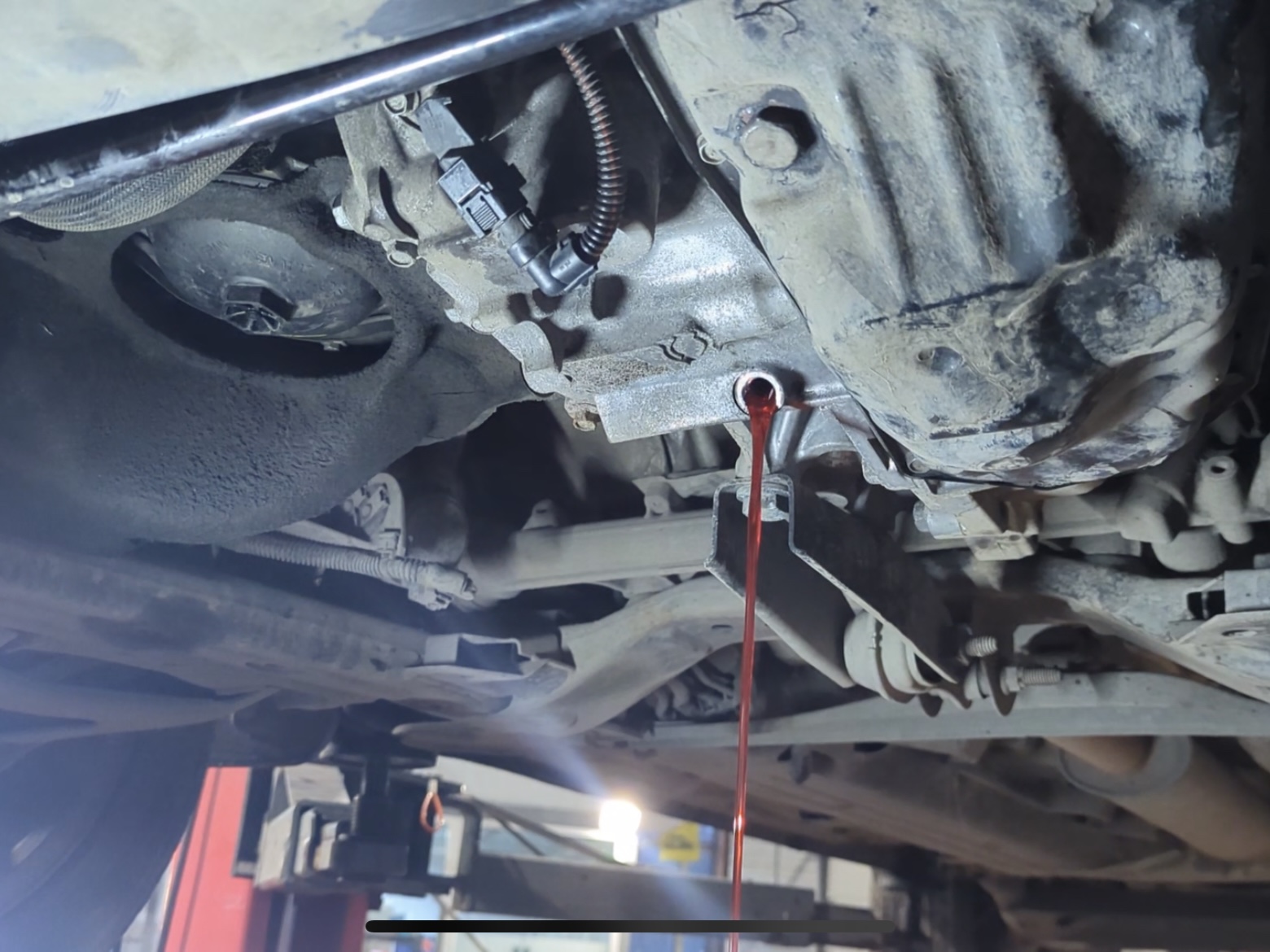 Выставление уровня масла через контрольную пробку