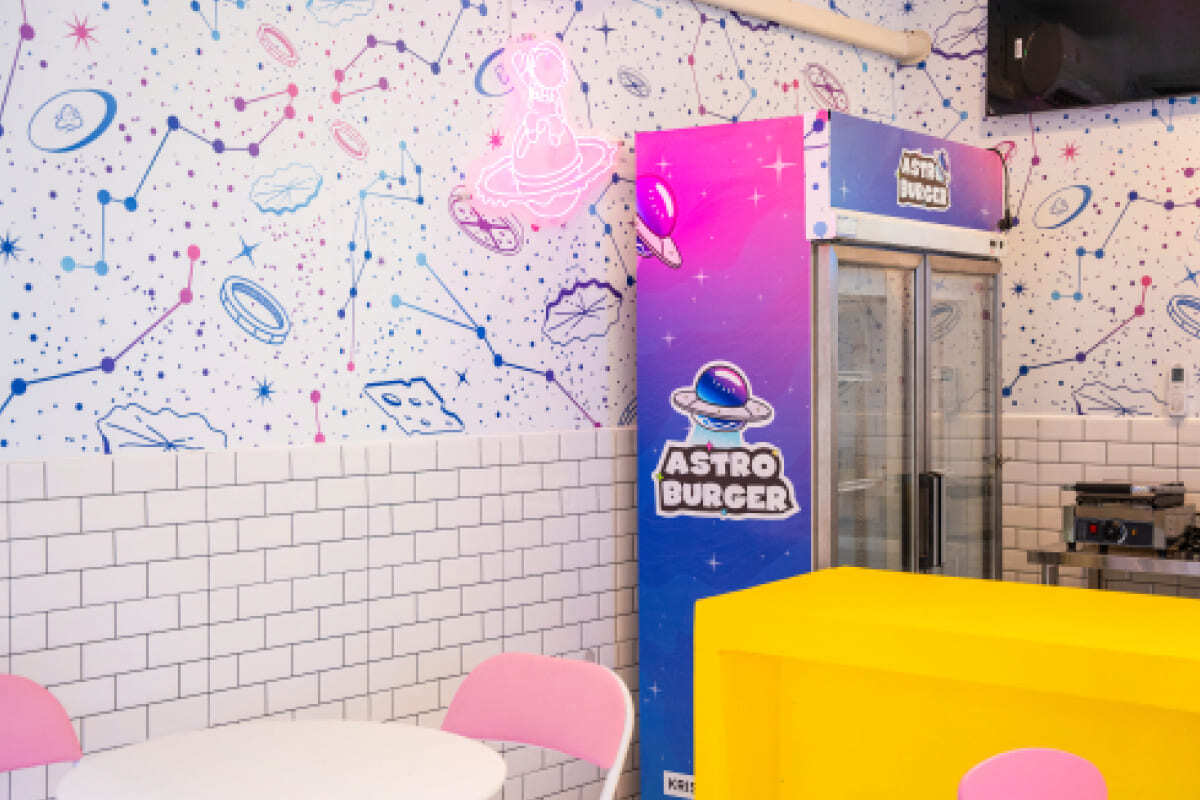 Брендинг для бургерной Astro Burger: логотип, фирменный стиль, упаковка, космическая стилистика