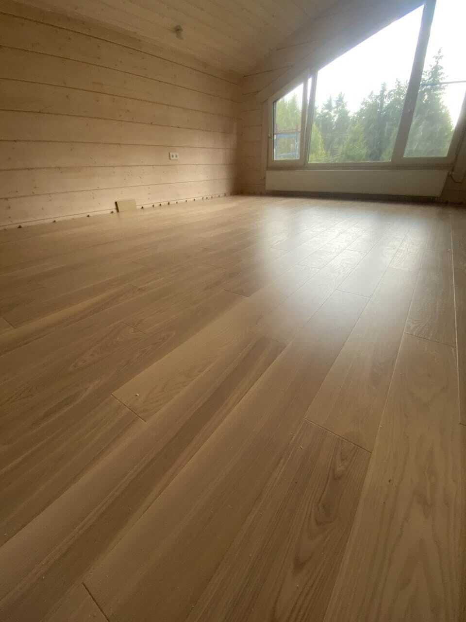 Укладка паркетной доски Karelia Ясень White Orchid на клей — частный дом в Ленинградской области