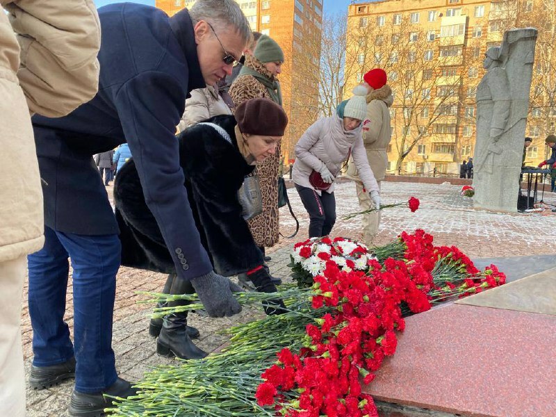 Фотографии возложения цветов к вечному огню