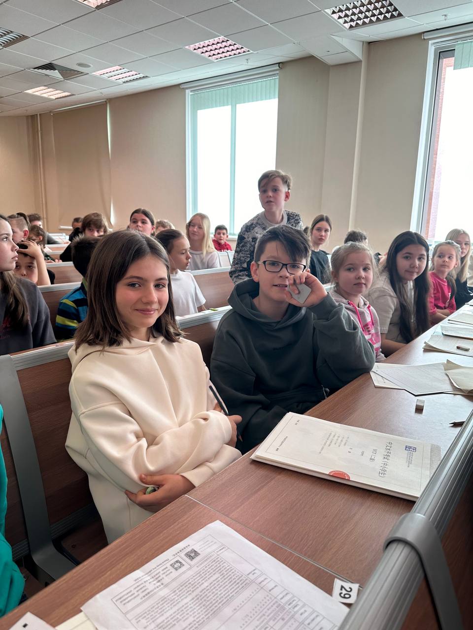 Ученики Kitai School на экзамене HSK в аудитории