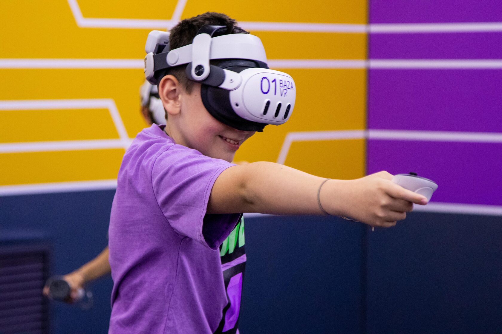 День рождения ребенка 10 лет в Москве: мальчик играет в виртуальной реальности на арене Baza VR.