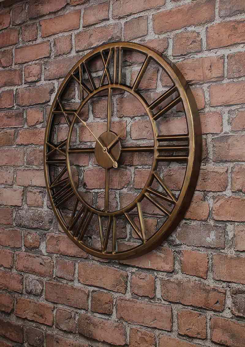 Кованные часы лофт на кирпичной стене