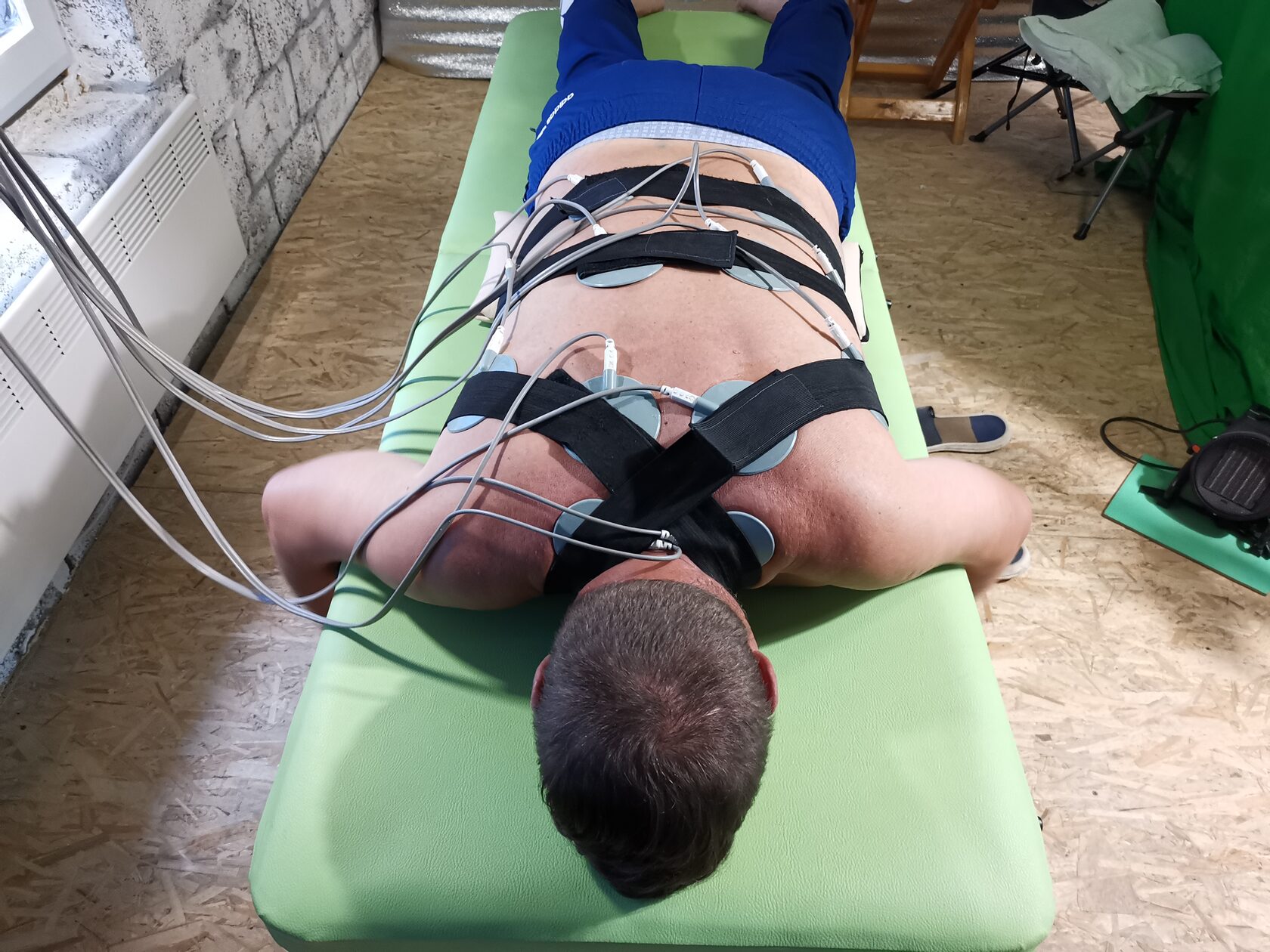 Фото процудуры нейростимуляции для снятия мышечной спатики для расслабления мышц.