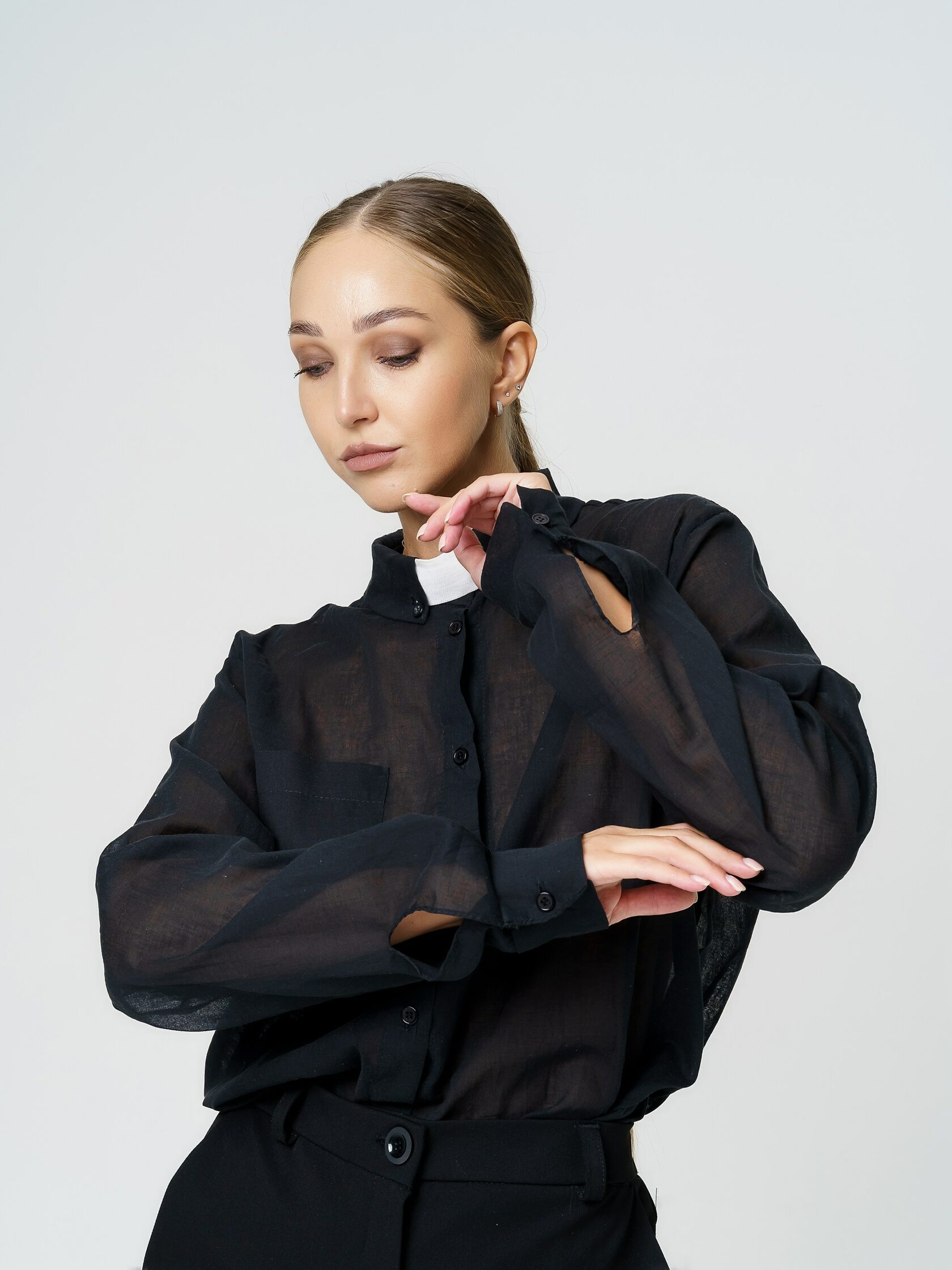 рубашка дизайнерская классическая базовая полупрозрачная черная хлопковая свободного силуэта с длинным рукавом и карманом с отстегивающимся белым воротничком