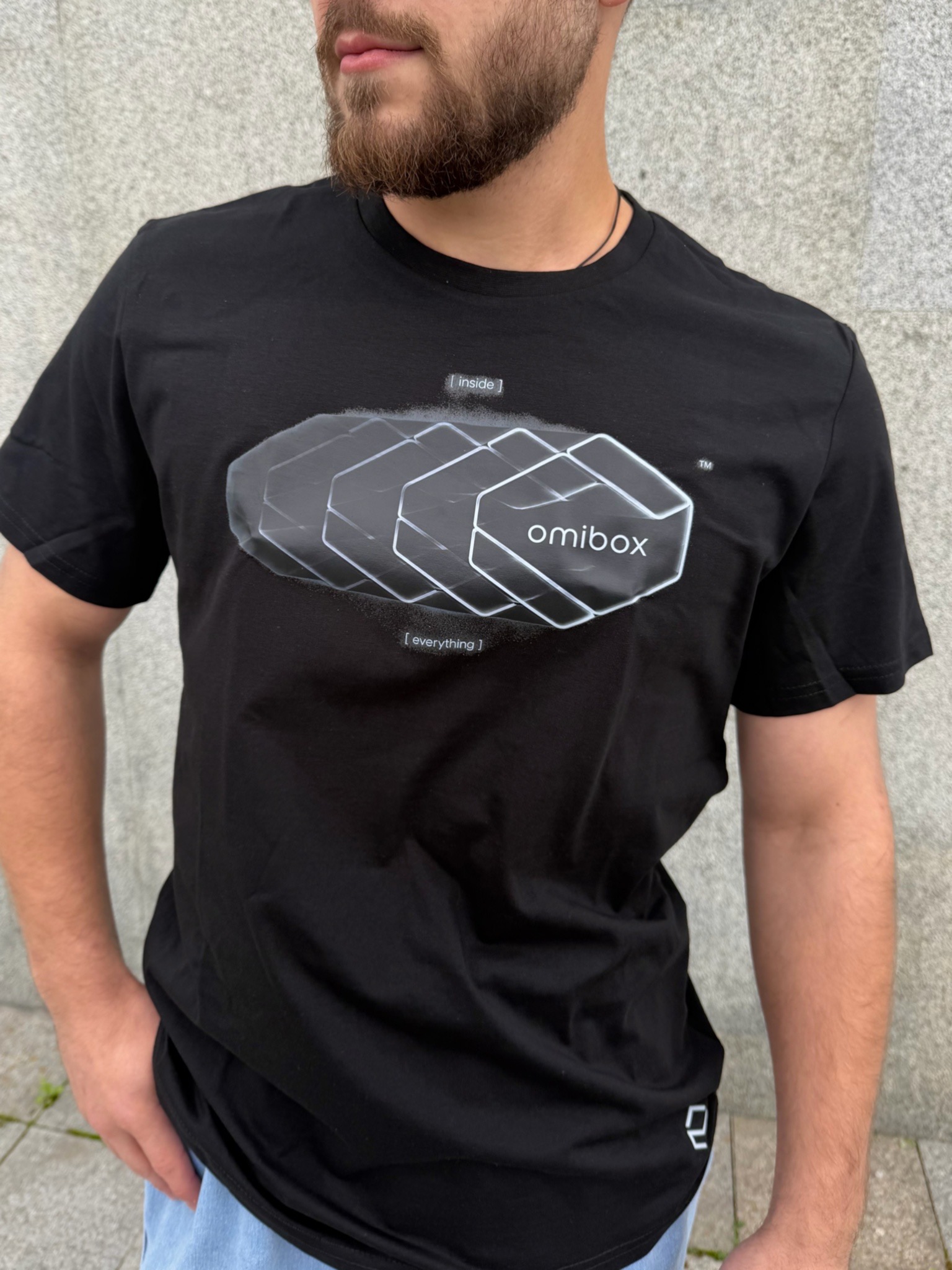 Крупный план футболки omibox — графика с подписями inside, fit, everything