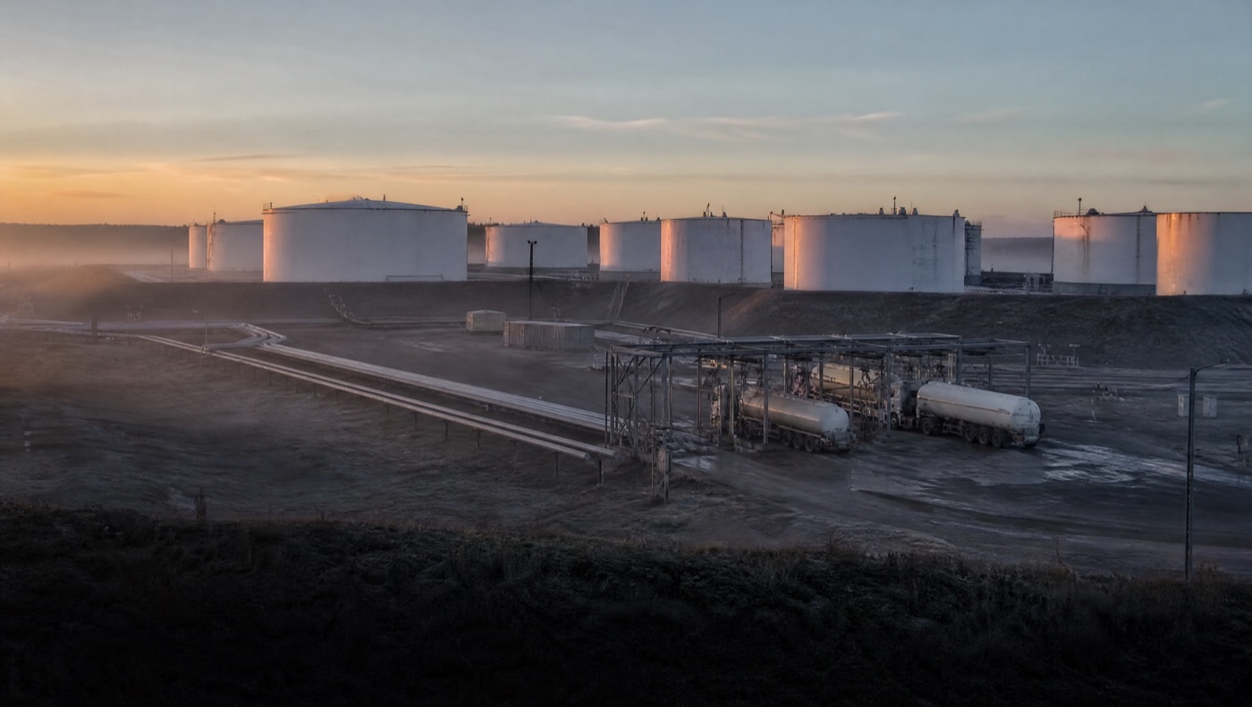 Резервуарный парк нефтебазы в Московской области