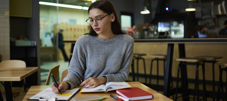 Администратор в кафе