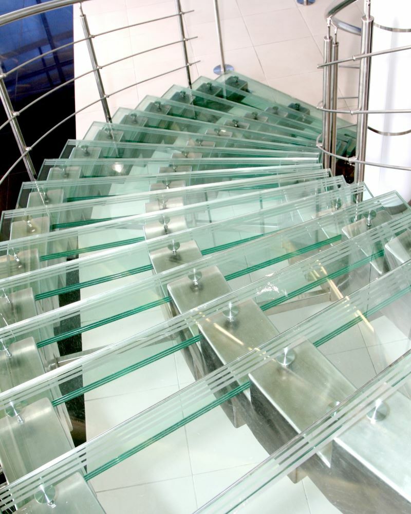 Лестница со стеклом фото