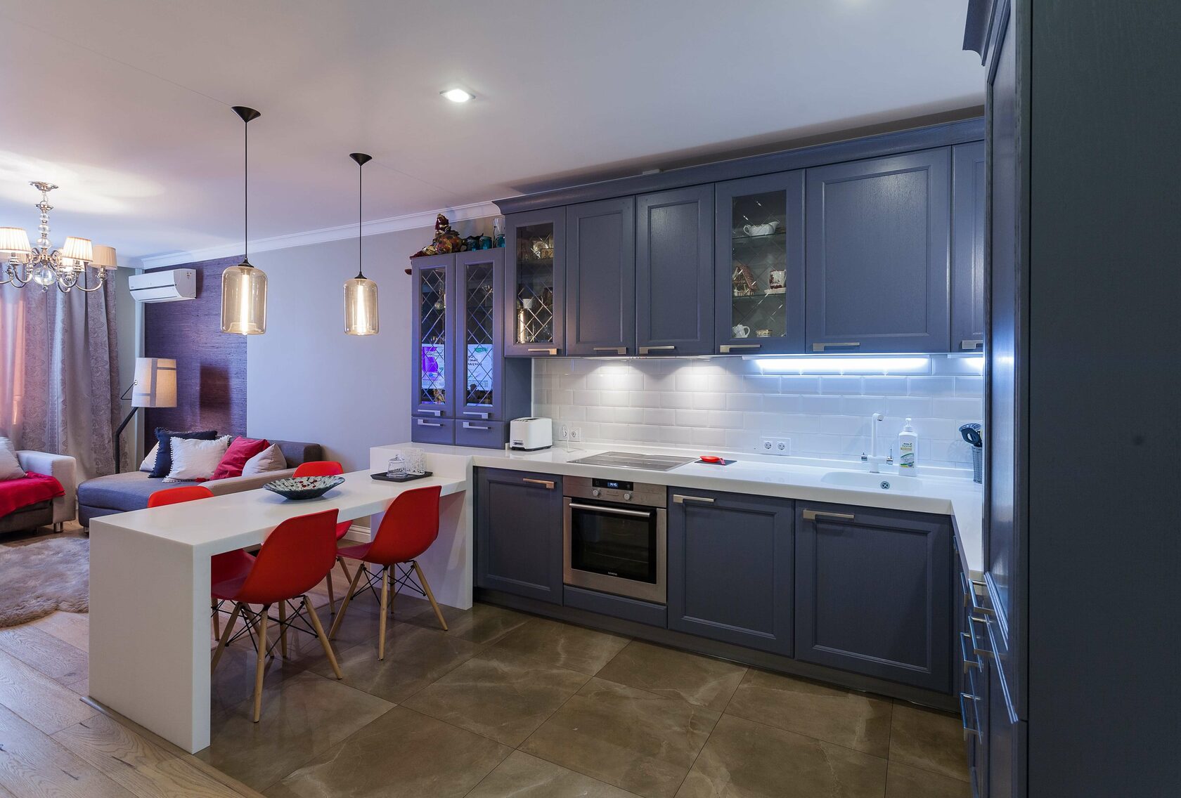 Коломенская набережная - Дизайн интерьера кухня, кухонный гарнитур, стол, стулья, люстры