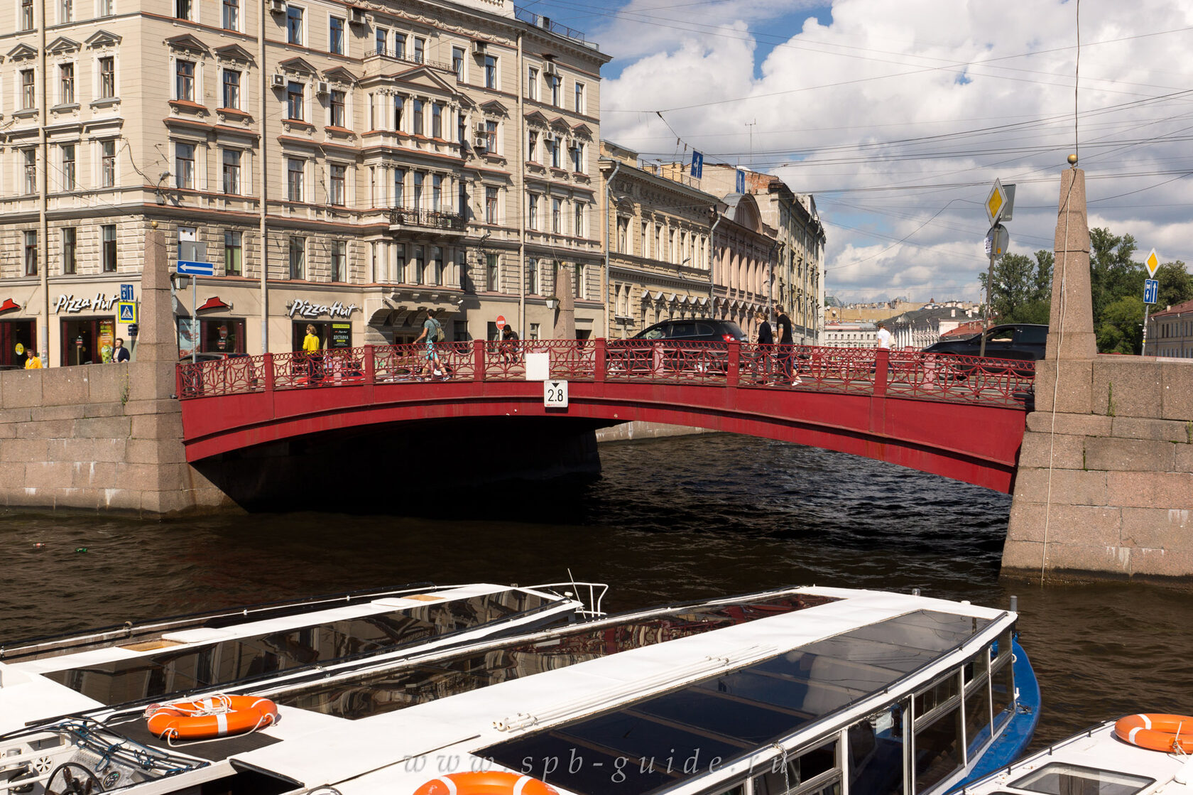 Красный мост в Санкт-Петербурге