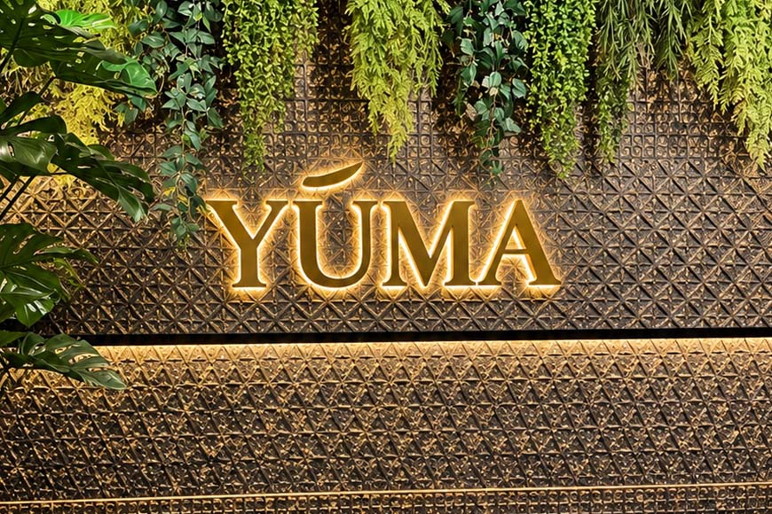 Золотая вывеска YŪMA