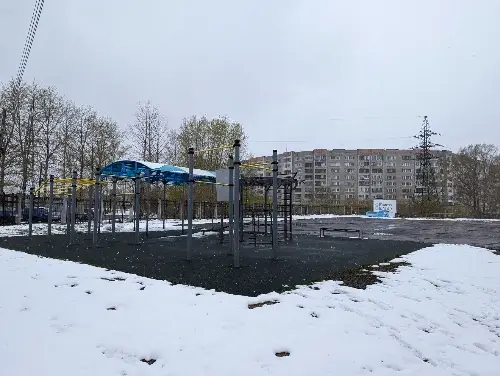 Открытая воркаут-площадка в зимний период