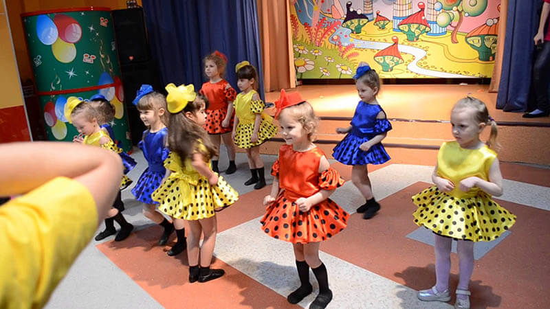 Веселые танцы для дошкольников в детском саду