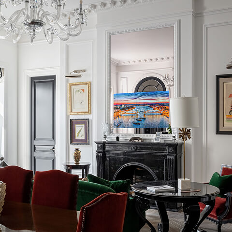 Зеркальный телевизор Теле-Арт над камином в классической гостиной. Экран встроен в зеркало с багетом — техника скрыта, интерьер сохранён.