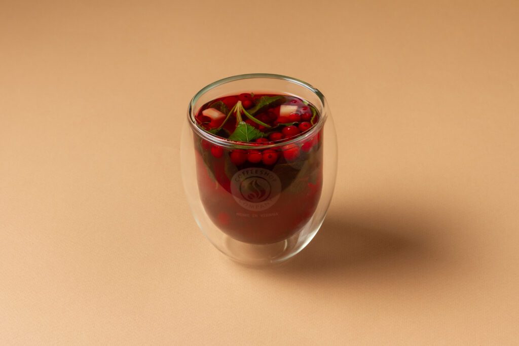 Чай брусничный как объяснить детям. Клюквенный чай. Глогги. Венская кофейня архангельск. Чай сочный гранат.