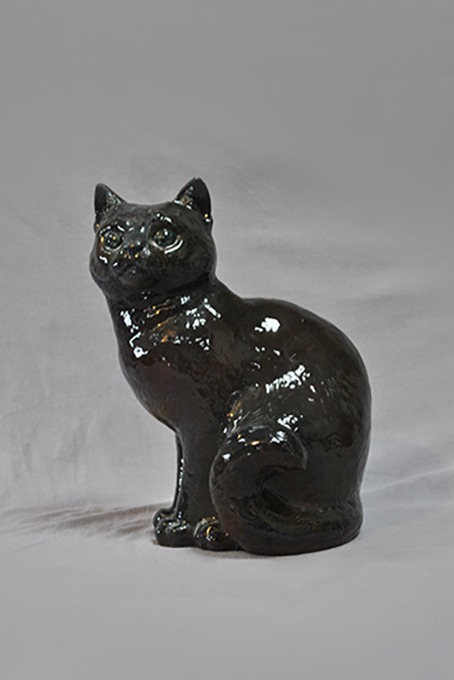 скульптура сидящего черного кота