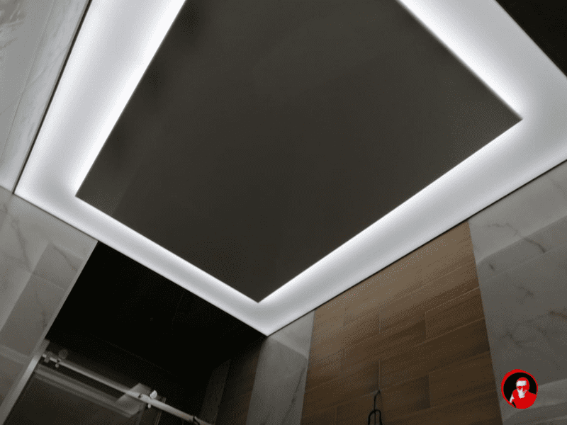 Натяжной потолок с подсветкой в ванной через полотно.
