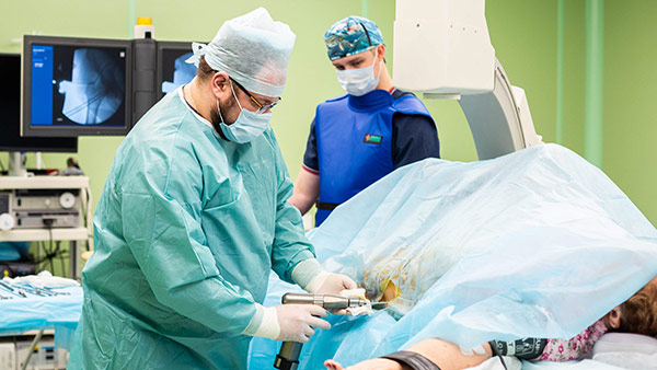 Операция при переломе шейки бедра у пожилых| L-Clinc