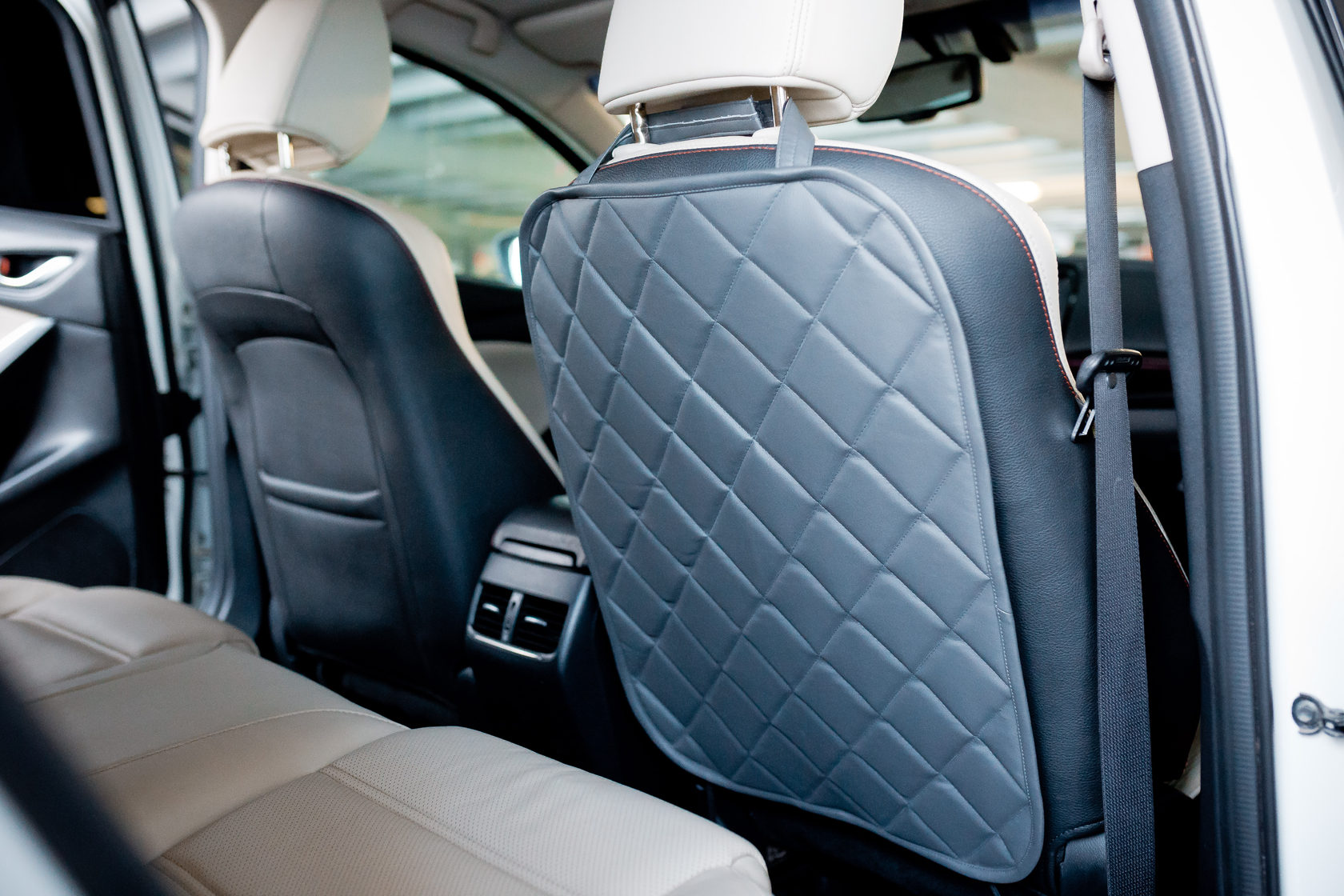 Накидка на кресло озон. Защита на спинку сидения авто. Накидки на сиденья автомобиля. Спинка сиденья автомобиля. Защитная накидка на сиденье.