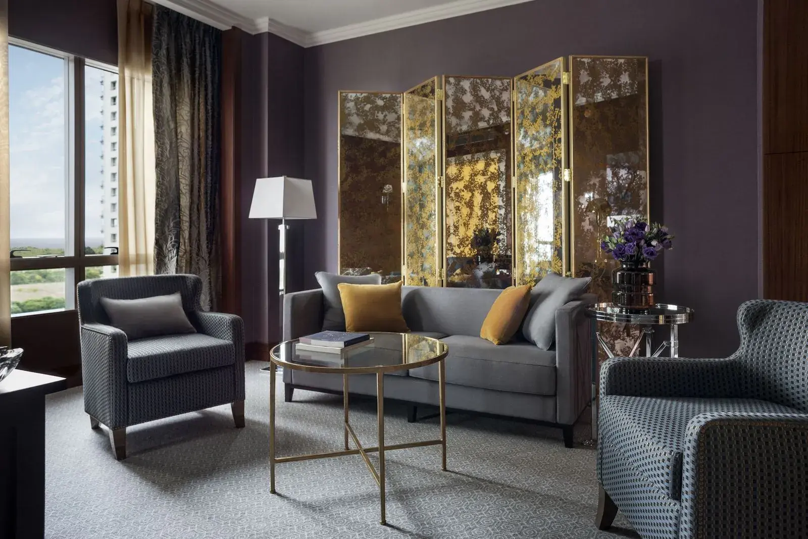 Гостиная сьюта с зеркальной ширмой и панорамным окном, Alvear Icon Hotel