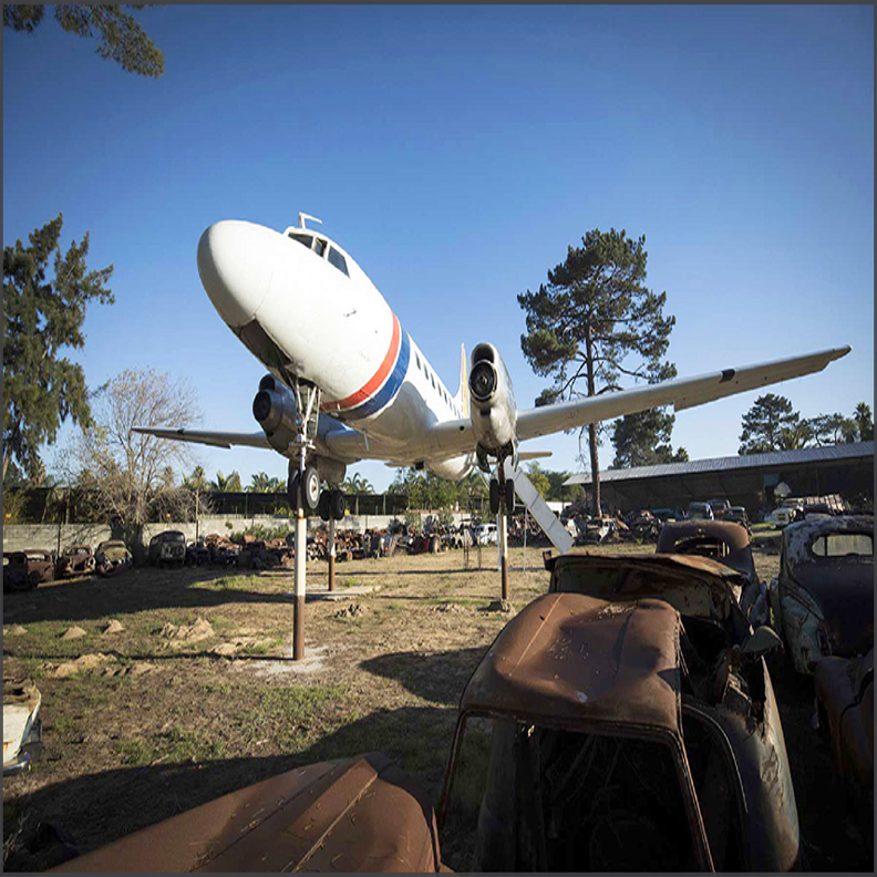 Convair 580 над рядами старых машин — тот самый поворот, который легко проехать. В путешествиях Maiden Travel мы любим оставлять место для таких отклонений. Фото: ruudleeuw.com