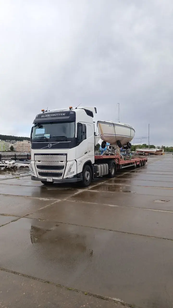 Volvo FH с яхтой