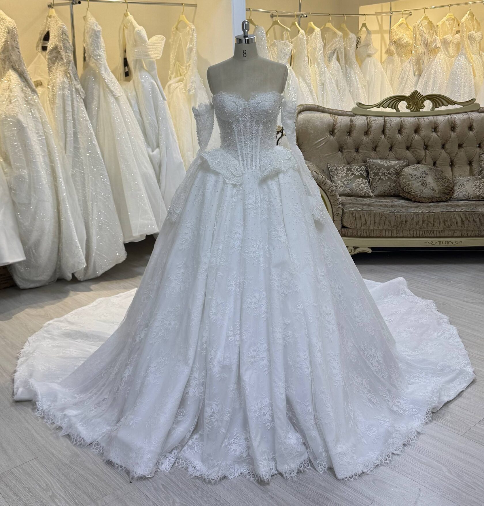 шикарное свадебное платье со шлейфом