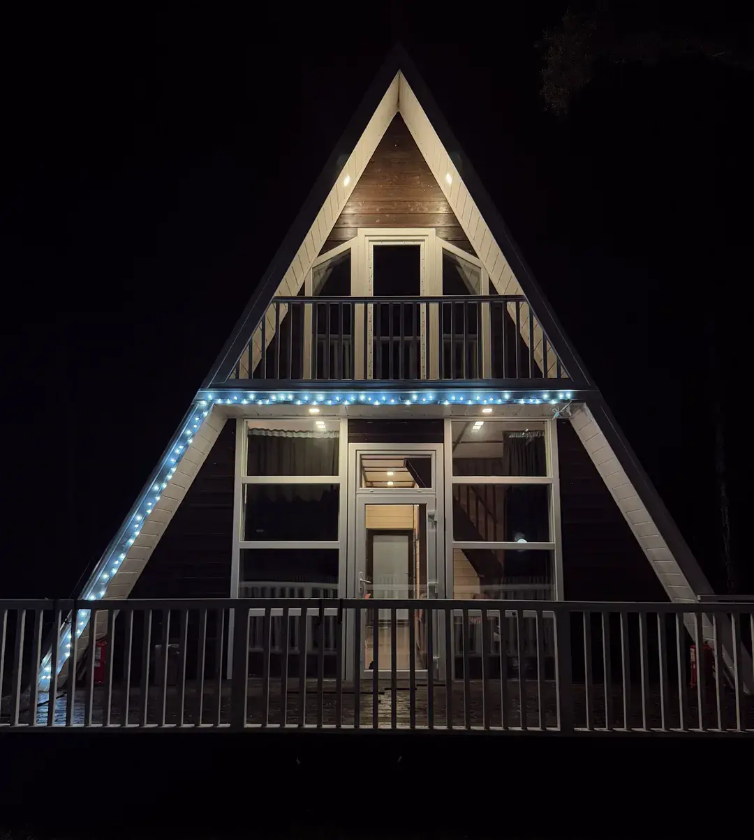 A-Frame Family вечером с огнями гирлянды