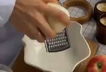 Приготовление яблочных оладий на кефире с корицей: шаг 1