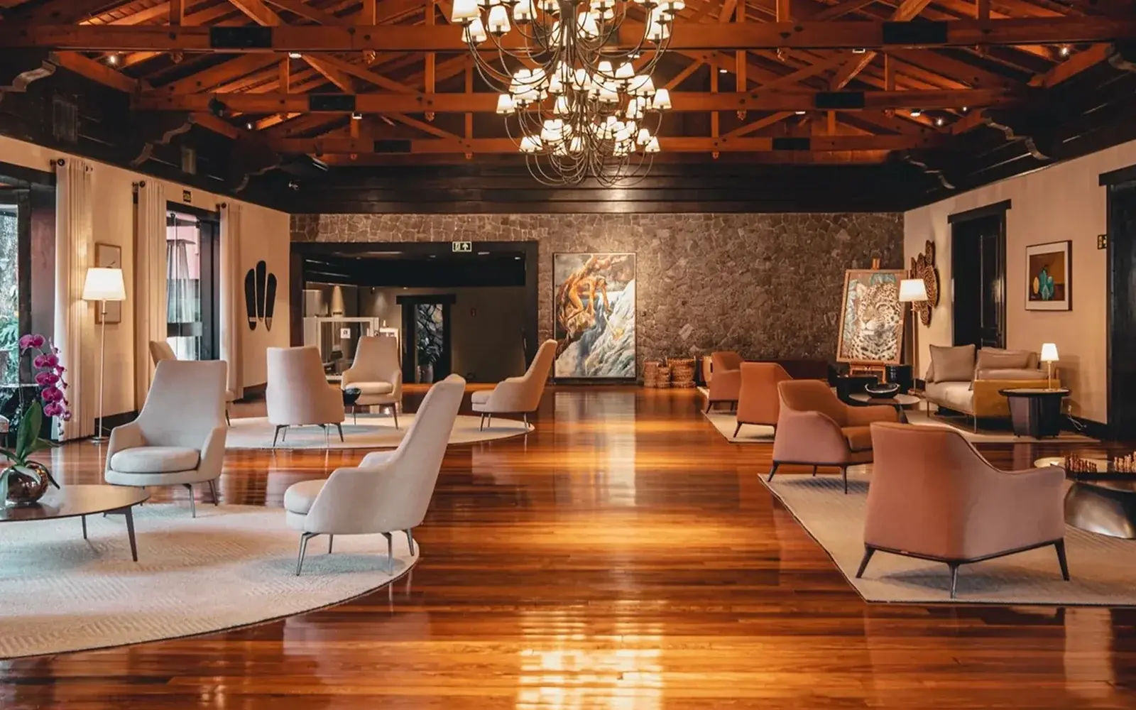 Лобби с деревянными фермами под потолком и креслами, Sanma Hotel, Игуасу