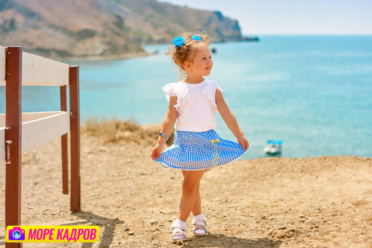девочка на берегу моря в Судаке, профессиональная фотосъемка