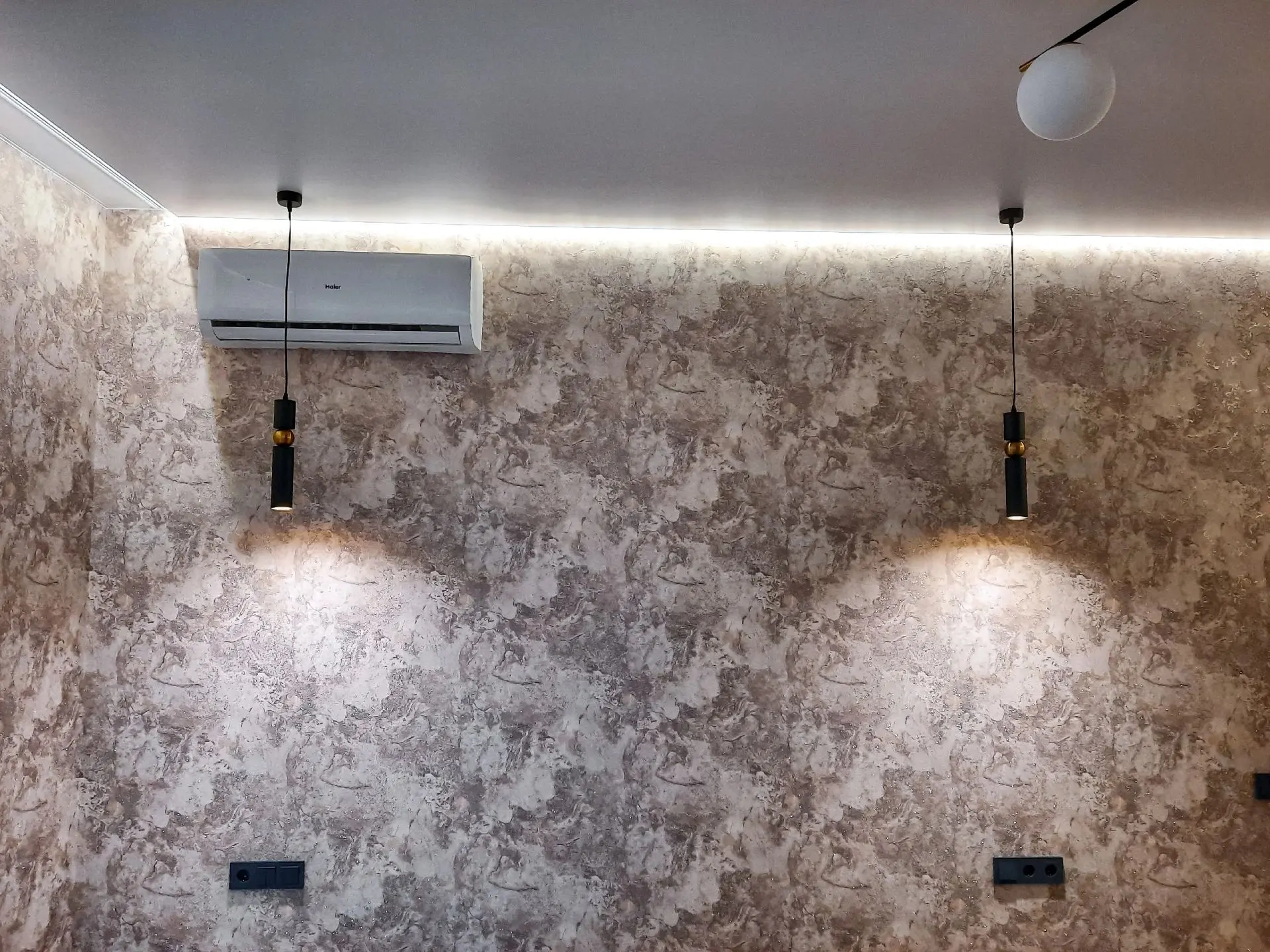 Потолок с LED-подсветкой в интерьере