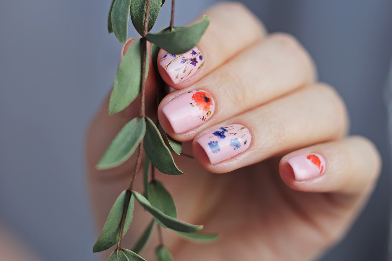 Весенний дизайн ногтей на короткие ногти квадратной. Ногти с цветочками. Весенний маникюр. Маникюр на короткие ногти цветы.