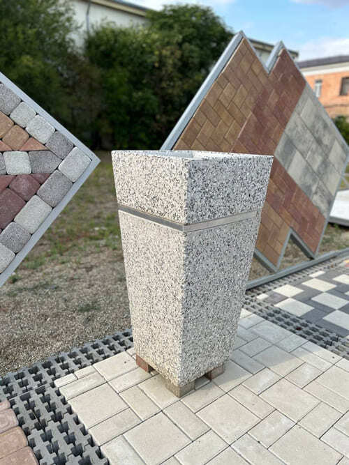 Квадратная высокая ваза на коротких квадратных ножках