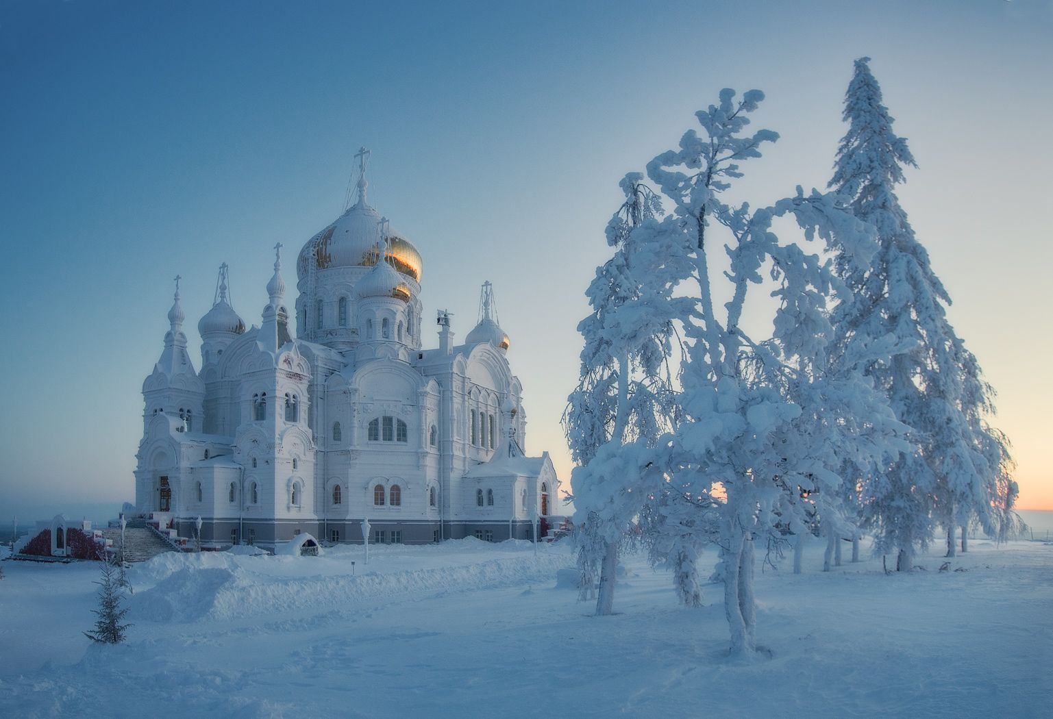 Монастырь Зимой Фото