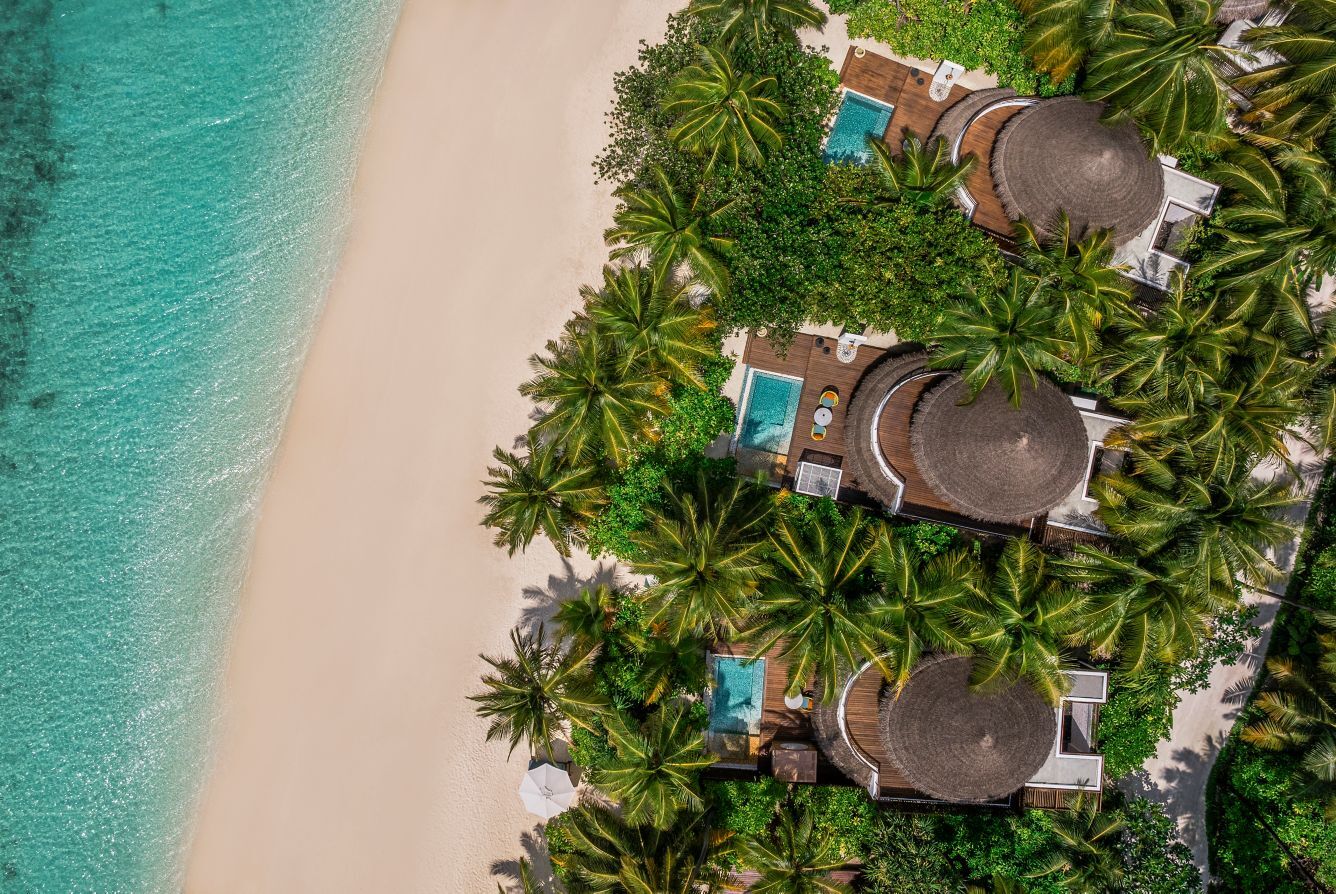 Дизайнерский W Maldives на острове Fesdu с одним из лучших рифов Северного Ари Атолла предлагает скидки до 40% на виллы, бесплатный Half/Full Board и бонусы для 2BR вилл при проживании в 2026 году.