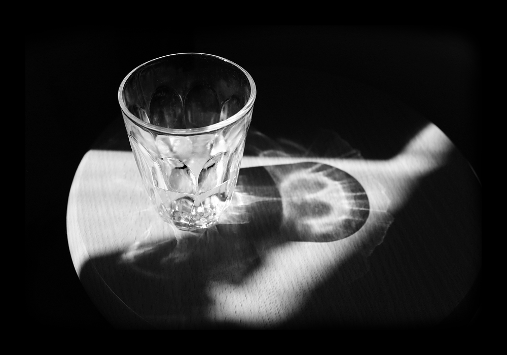 На столе пустой стакан. Стакан воды. Граненый стакан с водой. Граненый стакан Эстетика.