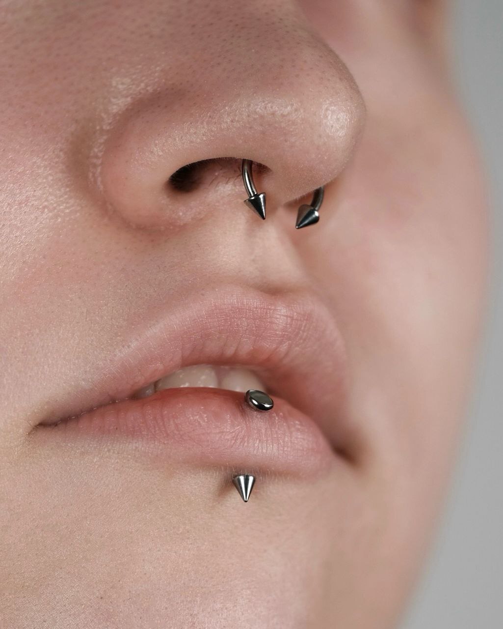 Вертикальный лабрет с украшением