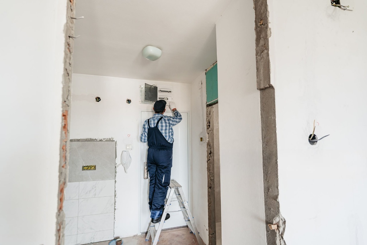 Изключване на тока преди къртене на баня